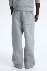 Pantalón tipo jogger de corte relajado con efecto neopreno, cintura elástica con cordón ajustable, bolsillos laterales al bies y bolsillo trasero de parche.