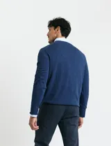 Sweater de punto color ladrillo con cuello en V y mangas largas.