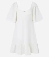 Vestido corto evasé color celeste, con escote en V, mangas cortas amplias, recorte cutout en los laterales de la cintura y volado en el bajo.