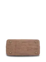 Cartera Hush Puppies modelo V26Lf Durham Bag de color marrón, confeccionada en material sintético. Cuenta con asas de mano, un bolsillo frontal con solapa y cierre metálico, detalles de herrajes en tono bronce y un llavero colgante distintivo de la marca.