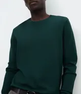 Suéter de corte regular, cuello redondo y manga larga, confeccionado en tejido de viscosa con textura suave y caída ligera.