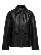 Campera de cuero sintético con cuello camisero, cierre frontal con botones a presión y bolsillos delanteros con solapa. Diseño de corte recto y textura lisa con acabado brillante.