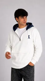 Hoodie blanco con cierre frontal parcial, capucha en contraste color azul marino y bolsillo tipo canguro frontal. Presenta un pequeño bordado en el pecho.