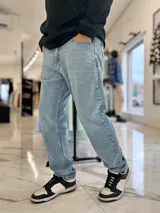 Jeans mom fit de corte holgado en color celeste claro, con diseño de talle alto y botamangas ajustadas con elástico.
