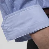 Camisa de vestir celeste con micro estampado de puntos blancos, de corte clásico, cuello italiano y mangas largas.