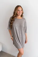 Vestido corto plateado de tul con mangas cortas y cuello redondo.