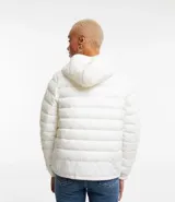 Campera ultra leve Blue Steel, confeccionada en poliamida, con diseño de gajos, capucha, cierre frontal por cremallera, bolsillos laterales con botones y elástico en los puños.