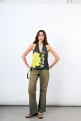 Top de lycra estampado de corte al cuello y ajuste elástico.