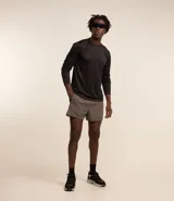 Bermuda deportiva modelo runner, con cintura elástica, cordón interno de ajuste y recortes laterales. Presenta un diseño holgado con bajo redondeado, ideal para actividades físicas.