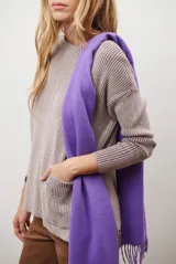 Buzo de tejido de punto acanalado en color beige, con cuello redondo, mangas largas y un bolsillo frontal aplicado en la parte inferior.