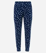 Pijama largo de plush color azul marino con estampado de lunares blancos, compuesto por una blusa de manga larga con cuello redondo y un pantalón con cintura elástica.