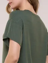 Remera básica de silueta amplia y corte boxy de la marca Cable & Gauge, color verde militar, con cuello redondo y mangas cortas de hombro caído.
