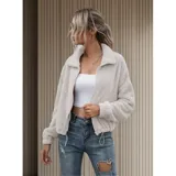 Campera corta de textura peluda tipo polar, color gris, con cierre frontal, cuello alto y elástico ajustable en la cintura.