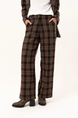 Pantalon de vestir de corte recto y tiro alto, confeccionado en tela con estampado de cuadros en tonos marrones y negros.