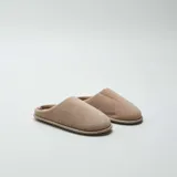 Pantuflas abiertas color beige, de punto de rizo.