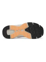 Championes deportivos Under Armour modelo Tech Runner, con diseño de perfil bajo. Presentan una parte superior de malla transpirable en color blanco con superposiciones de cuero y gamuza en tonos beige. Incluyen detalles en color naranja, destacando el logotipo de la marca en el lateral, y una entresuela de EVA acolchada con suela de goma.