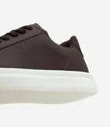 Championes casuales de hombre marca Viko, confeccionados en poliuretano color blanco con suela bold y cierre mediante cordones.