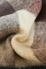 Bufanda de tejido de punto con diseño de cuadros multicolor y flecos en los extremos.