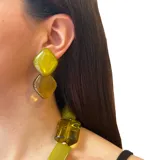 Conjunto de collar y aros de resina azul con detalles dorados. El collar es de cuentas grandes rectangulares y los aros son colgantes con forma de rombo.