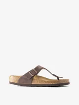 Sandalias Birkenstock modelo Gizeh, color marrón habana, con tira de cuero engrasado y hebilla metálica ajustable. Plantilla anatómica de corcho y látex cubierta de ante. Suela de EVA.