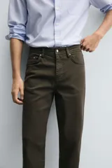 Pantalón de corte recto confeccionado en tejido de algodón con elasticidad. Presenta diseño de cinco bolsillos, cierre frontal con cremallera y botón.