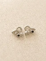 Par de dijes para aros de plata con diseño orgánico e irregular, decorados con una zirconia negra incrustada.