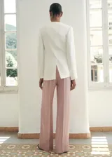 Pantalón wide leg de tiro medio y tejido satinado, con diseño largo y efecto arrugado, y cierre de cremallera en la parte posterior.