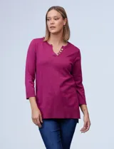 Buzo tejido de hilado fino color fucsia, marca Cable & Gauge. Cuello con solapa, escote en V con aplique de botones metálicos. Manga larga amplia con puño elastizado y laterales con tajo.