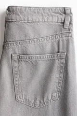 Jean wide leg de tiro extraalto, color gris con efecto acid wash y diseño de cinco bolsillos.