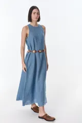 Vestido largo blanco de lino, sin mangas y con bolsillos laterales.