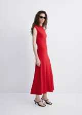 Vestido midi color rojo, sin mangas, con cuello redondo y diseño ajustado en el torso con falda de corte acampanado.
