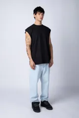 Musculosa de corte holgado con cuello redondo y sisas amplias, confeccionada en algodón de color negro.