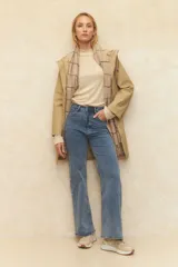 Polera de algodón color verde oliva, de manga larga y cuello alto.