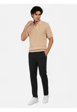 Remera tejida con cuello polo y escote en V, manga corta y diseño texturizado en canalé.