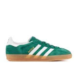 Championes Adidas Gazelle Indoor color verde con detalles en blanco y suela color caramelo.