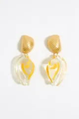 Aros colgantes con forma de caracola, con base dorada con textura acanalada y dije de resina transparente con diseño abstracto en amarillo.