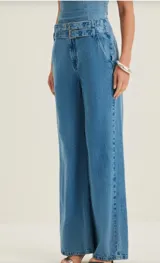 Pantalón de jean celeste de corte ancho con cinto doble con hebillas plateadas.