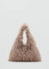 Bolso de mano de efecto pelo en color tostado, con diseño triangular, asa de hombro integrada y detalle de aro metálico frontal.