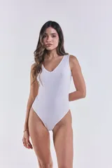 Body básico color blanco confeccionado en tela de morley con lycra, de escote en V y diseño sin mangas.