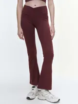 Calza tipo oxford de tiro alto con cintura cruzada en forma de V, confeccionada en tejido elástico de poliamida y elastano.