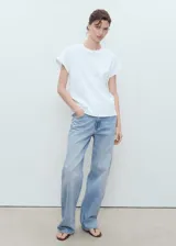 Camiseta de algodón de gramaje medio, con cuello redondo, manga corta y diseño recto de corte regular.