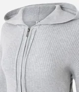 Cardigan gris melange de punto canalé con capucha y cierre frontal de cremallera, mangas largas y corte holgado.