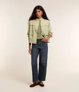 Campera bomber negra de viscosa con cierre delantero, bolsillos con solapa y pespuntes contrastantes en color blanco.