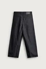 Pantalón chino para hombre confeccionado en denim ligero de mezcla de algodón y lino, sin lavados. Presenta un corte relajado con tiro medio, bolsillos frontales, bolsillos traseros y cierre frontal con cremallera y botón.