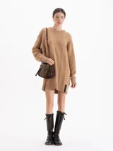 Sweater de punto color rojo con diseño de trenzas verticales y textura estructurada. Presenta cuello redondo, mangas largas y un corte holgado con terminaciones acanaladas.