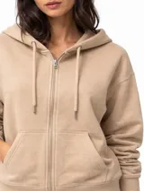 Campera con capucha y cierre frontal completo, confeccionada en tejido de algodón con bolsillos tipo canguro y cordones ajustables en la capucha.