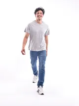 Remera blanca de corte regular con cuello en V y mangas cortas.