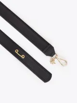 Cinturón negro confeccionado en cuero vacuno con un segmento elastizado, cierre de mosquetón metálico dorado y detalle de dije con diseño de abeja.