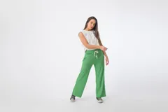 Pantalón verde de morley, corte recto y bolsillos laterales.