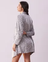 Bata de tejido soft color gris con estampado animal print, bolsillos laterales y lazo para ajustar en la cintura.